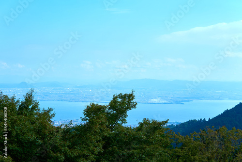 青空と湖が見える山の景色