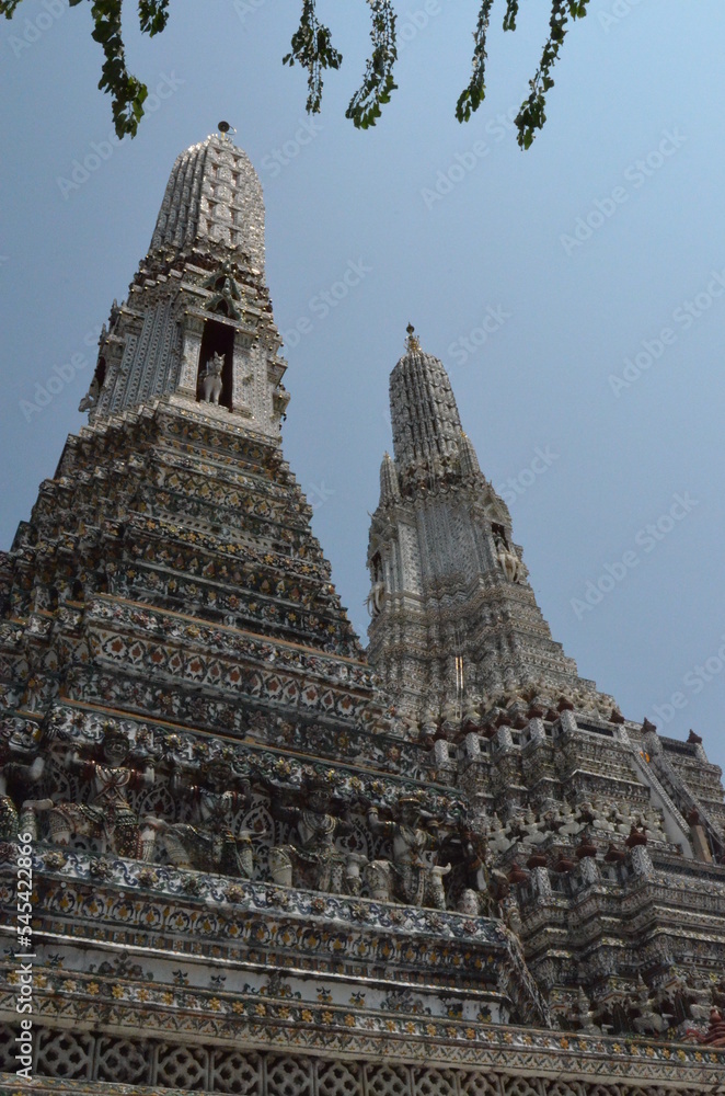 Tempelbauwerke in einem buddhistischen Tempel in Bangkok. Mit vollem Namen heißt der Tempel “Wat Arun Ratchawararam Ratchaworamahaviharn”. Er ist nach der hinduistischen Gottheit Aruna.