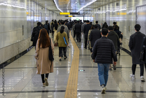 지하도를 걸어서 가는 사람들