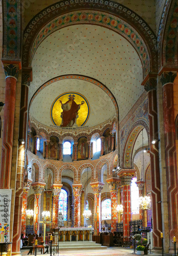 Issoire. Interieur de l'Abbatiale Saint Austremoine. Eglise romane. Puy de Dome departement. Auvergne Rhone Alpes. France photo