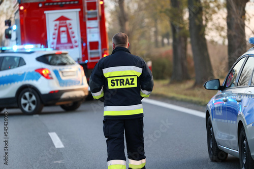 Straż pożarna udziela pomocy podczas wypadku drogowego. 