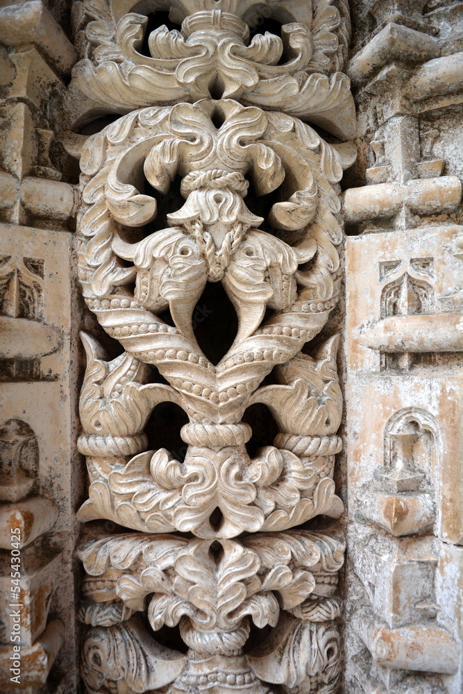 Obraz premium A whimsical intricate ornament in the Manueline style carved in stone