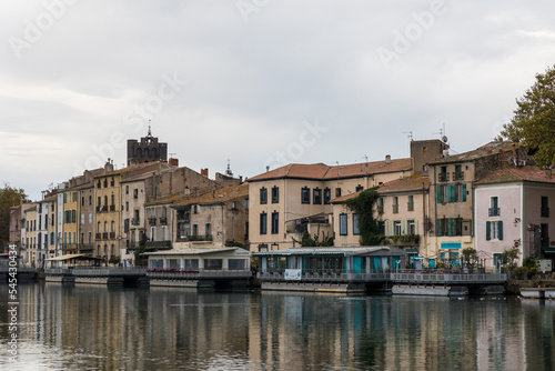 Façade des immeubles et maisons au bord du fleuve Hérault dans le centre historique d'Agde