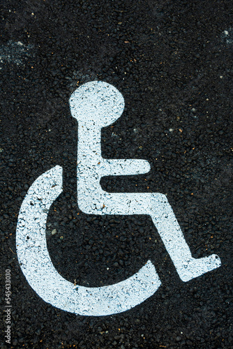 Marquage au sol d'un emplacement pour personne handicapée