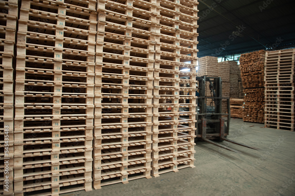 Pallet - wooden shipping container, grounds for collection Pallet - wooden shipping container, grounds for collection