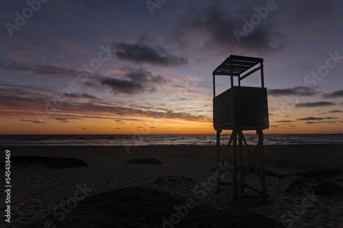 hermosa puesta de sol en la cabina del salvavidas en la playa