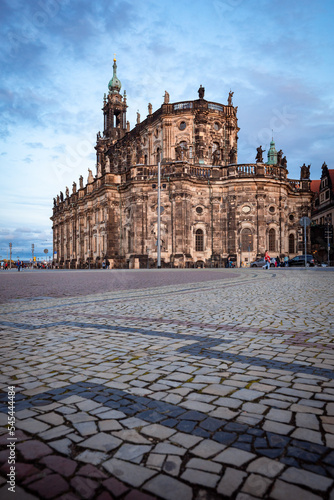 Blick auf die Hofkirche in Dresden vom Theaterplatz