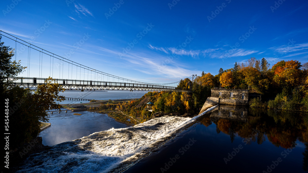 Obraz premium Momorency Falls flows into the St. Lawrence River near Orléan Island