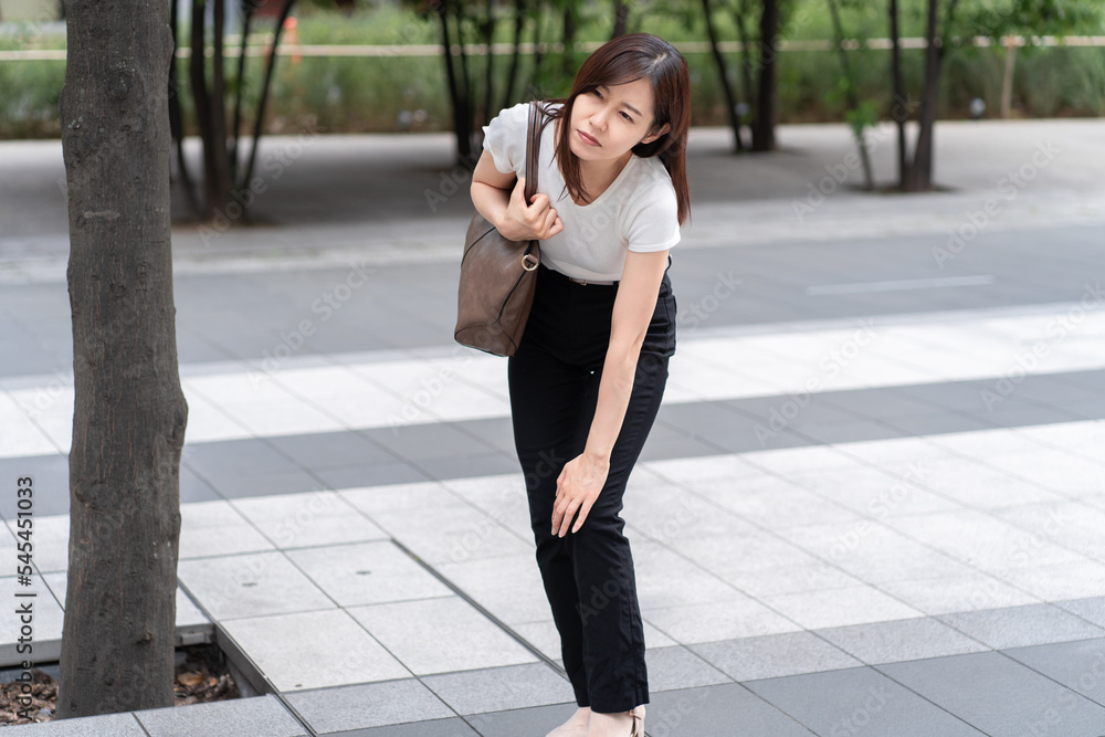 膝が痛い女性 膝が痛い女性