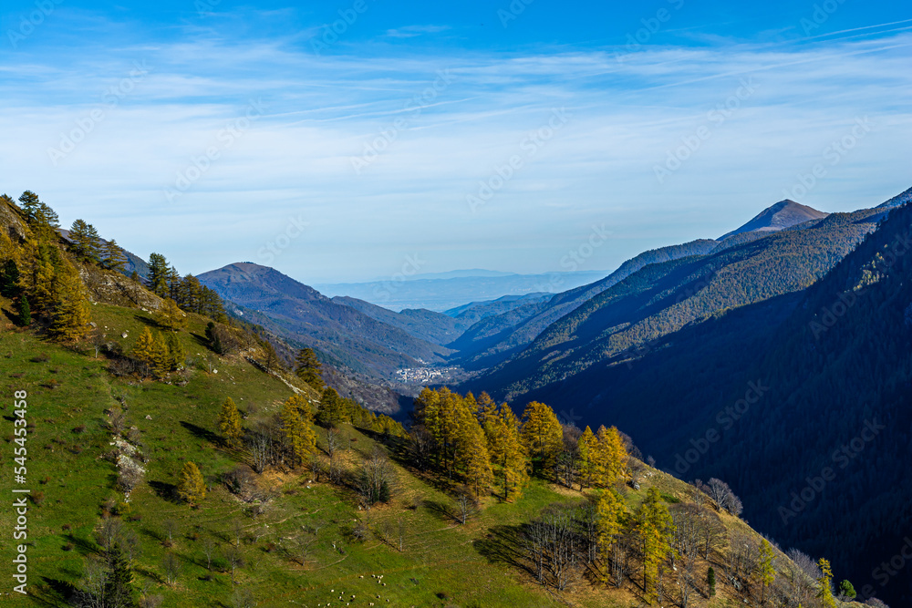 Fototapeta premium I tesori della Valle Varaita: il piccolo borgo di Bellino a cavallo tra il Monviso ed il Pelvo d’Elva