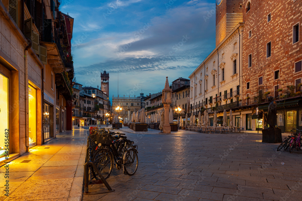 Obraz premium View of Piazza delle Erbe in the center of Verona, Italy. At dawn