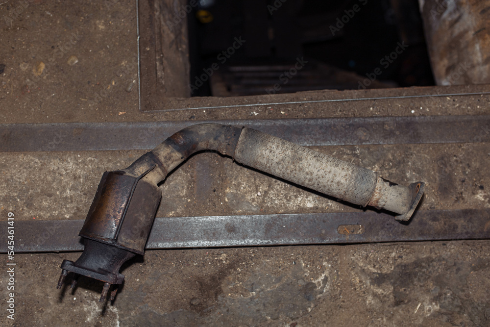 Catalyst for cleaning exhaust gases in a car, the catalyst contains precious metals
