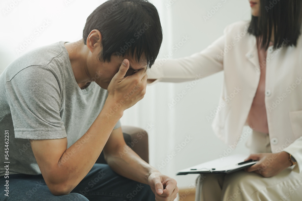 Obraz premium stressed man consultation a psychologist about mental health problem