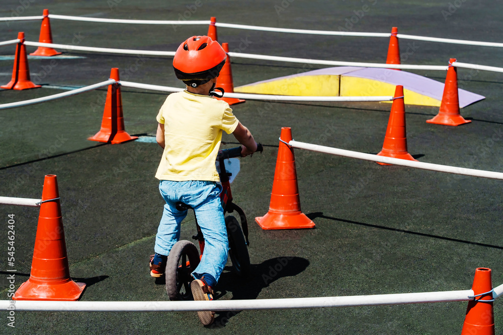 Foto de A child on a balance bike participates in competitions on the