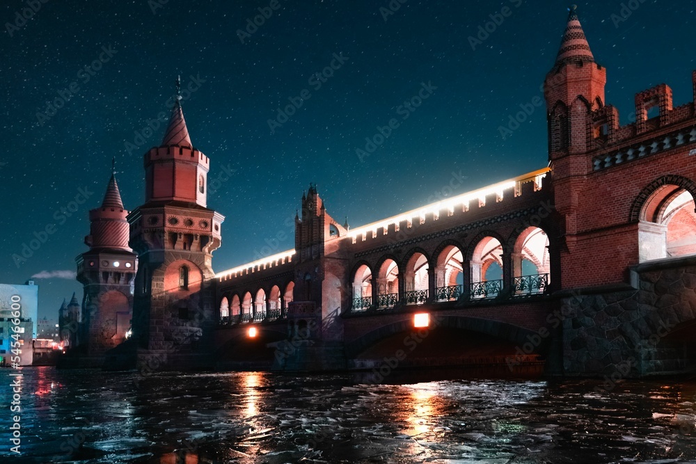 Fototapeta premium Scenic view of Oberbaum Bridge in Berlin, Germany with a starry night in the background