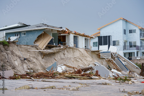 Fotografia Luxury beach homes collapse under heavy waves caused by Hurricane Nicole Daytona