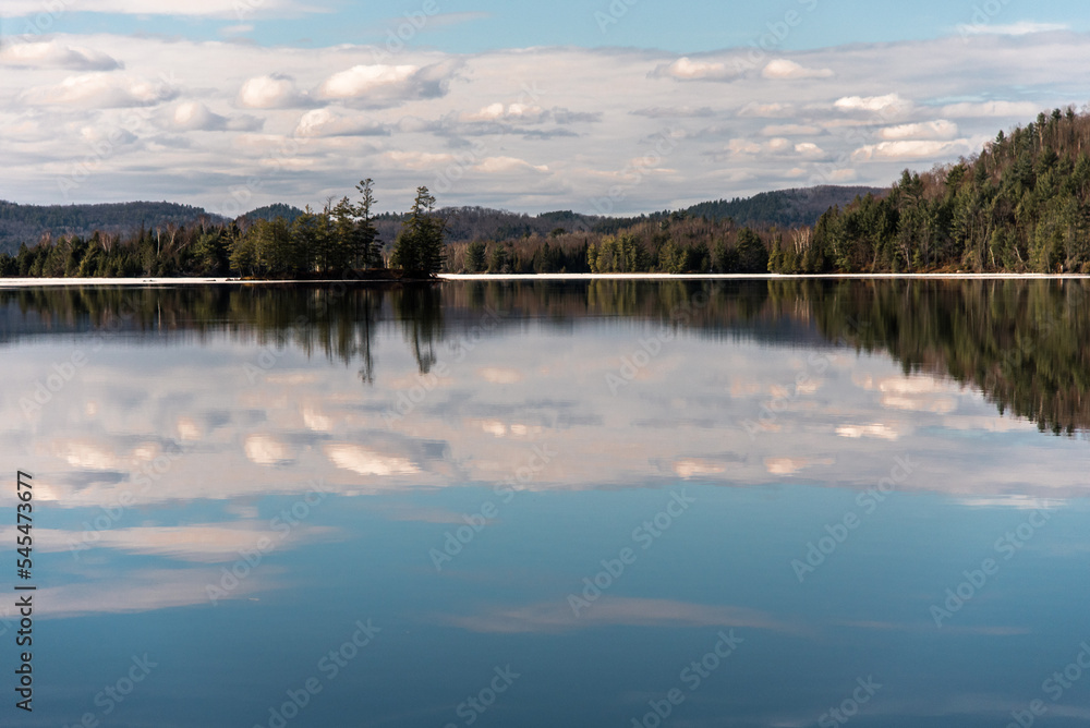 Fototapeta premium Réservoir L'Escalier, trees sky reflected