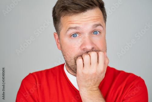 фотографія Anxious stressed young man looking at camera