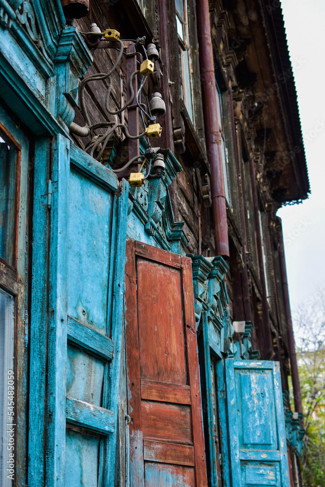 Wrecked but technicolor
Frontside of an old house in Ulan-Ude. Surrounded by panel giants of the Soviet epoch, it shows us a long-forgotten approach to wood coloring and electricity management.