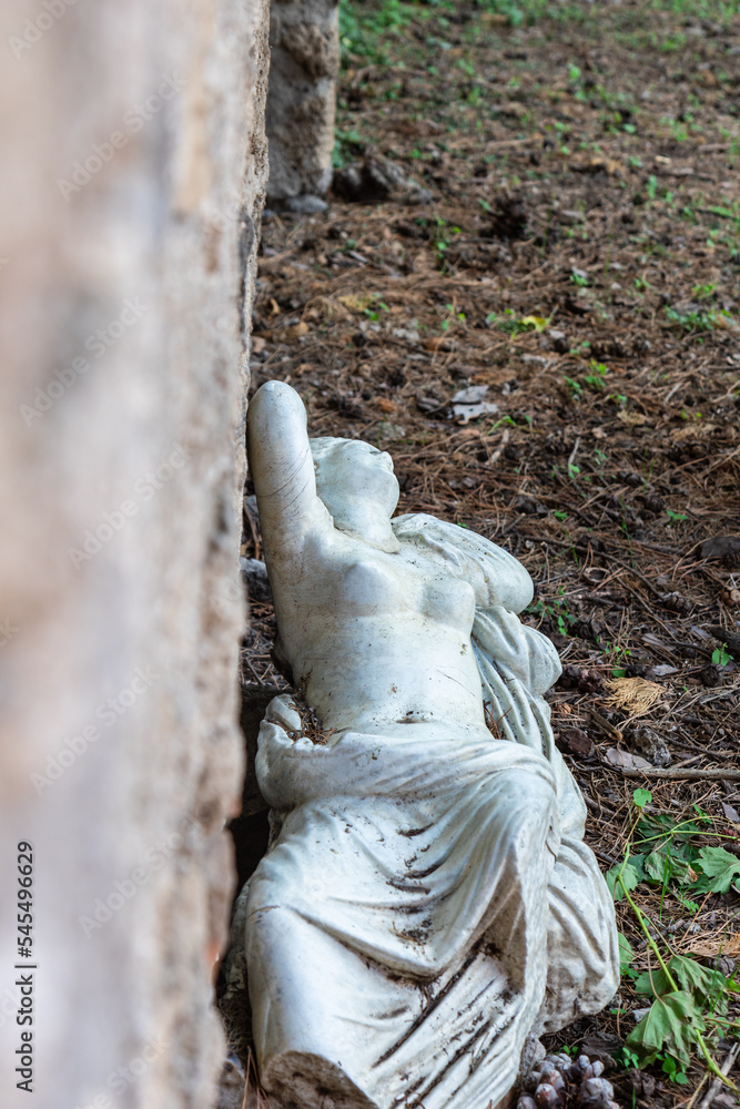 Obraz premium A lying statue of a goddess. A monument of Diana or Venus. The fallen woman made of stone. 