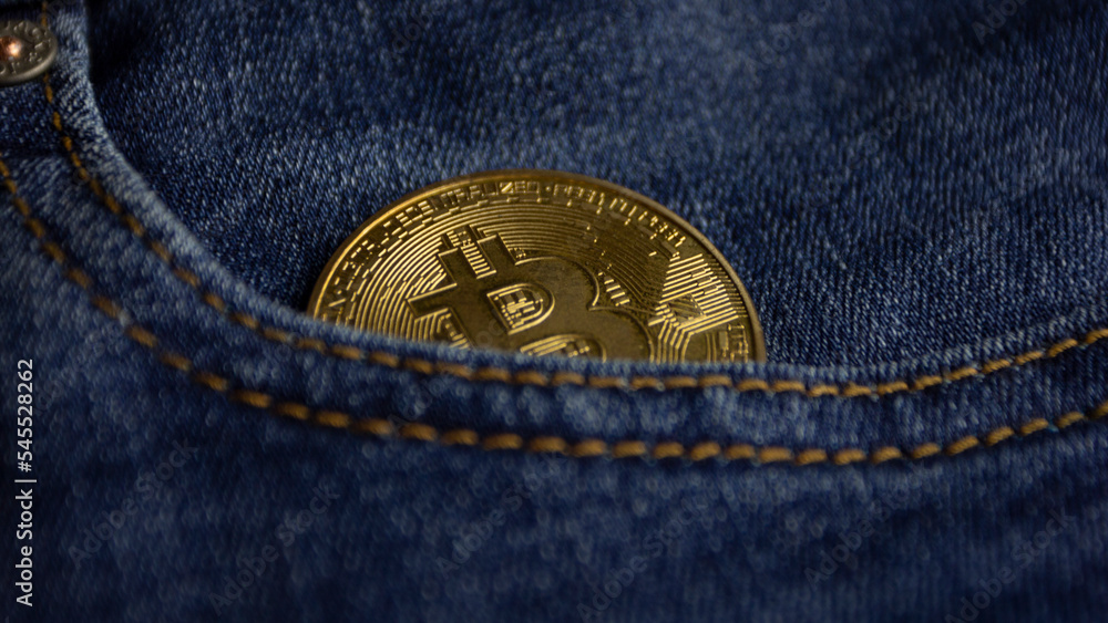 Physische Bitcoin Münze in einer Jeans Hose Physische Bitcoin Münze in einer Jeans Hose