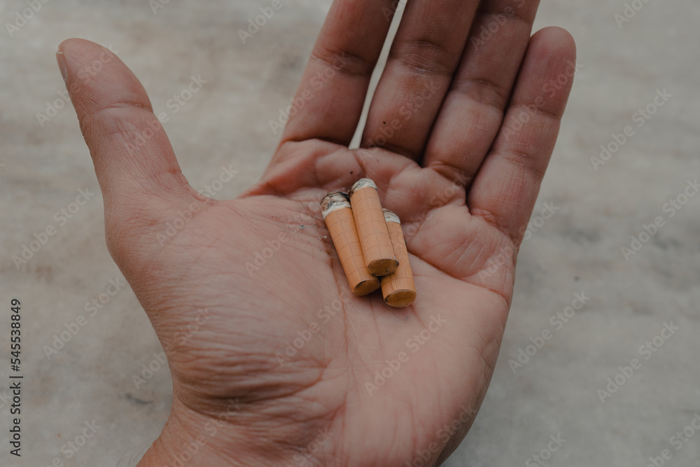 Obraz premium hand with cigarettes