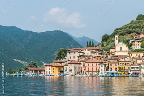 Obraz na płótnie Landscape of the lakeside of Peshiera Maraglio in Monte Isola with beautiful col