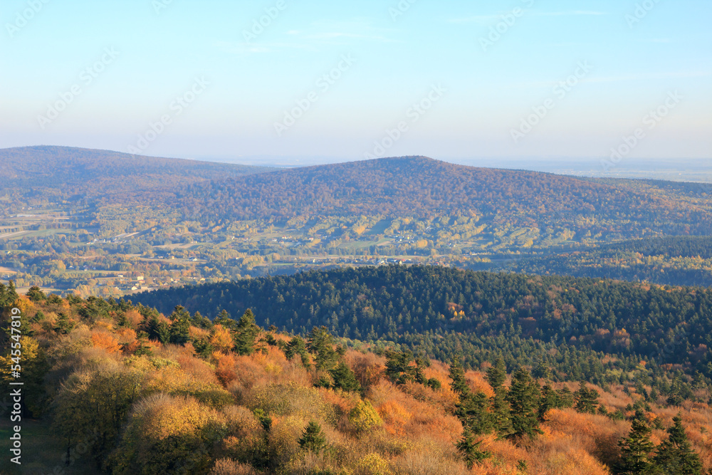 Panorama Gór Świętokrzyskich jesienią rozpościerająca się z wieży widokowej bazyliki Świętego Krzyża