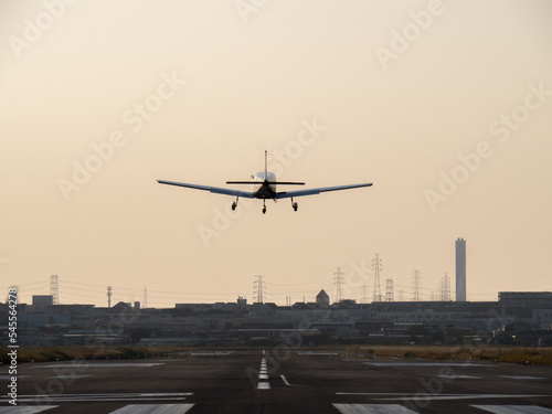 夕空に飛び立つセスナ機