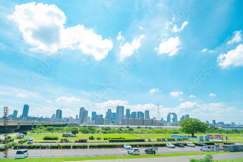 淀川の河川敷からみた大阪の都市風景