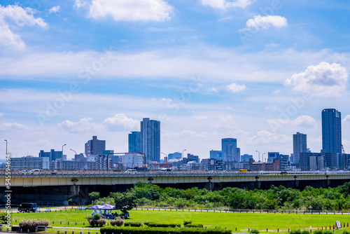 淀川の河川敷からみた大阪の都市風景