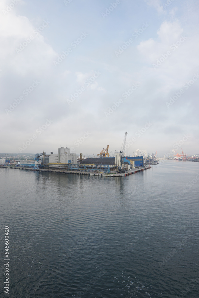 terminal portowy widziany z górnego pokładu odpływającego statku terminal portowy widziany z górnego pokładu odpływającego statku
