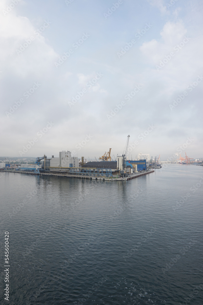 terminal portowy widziany z górnego pokładu odpływającego statku