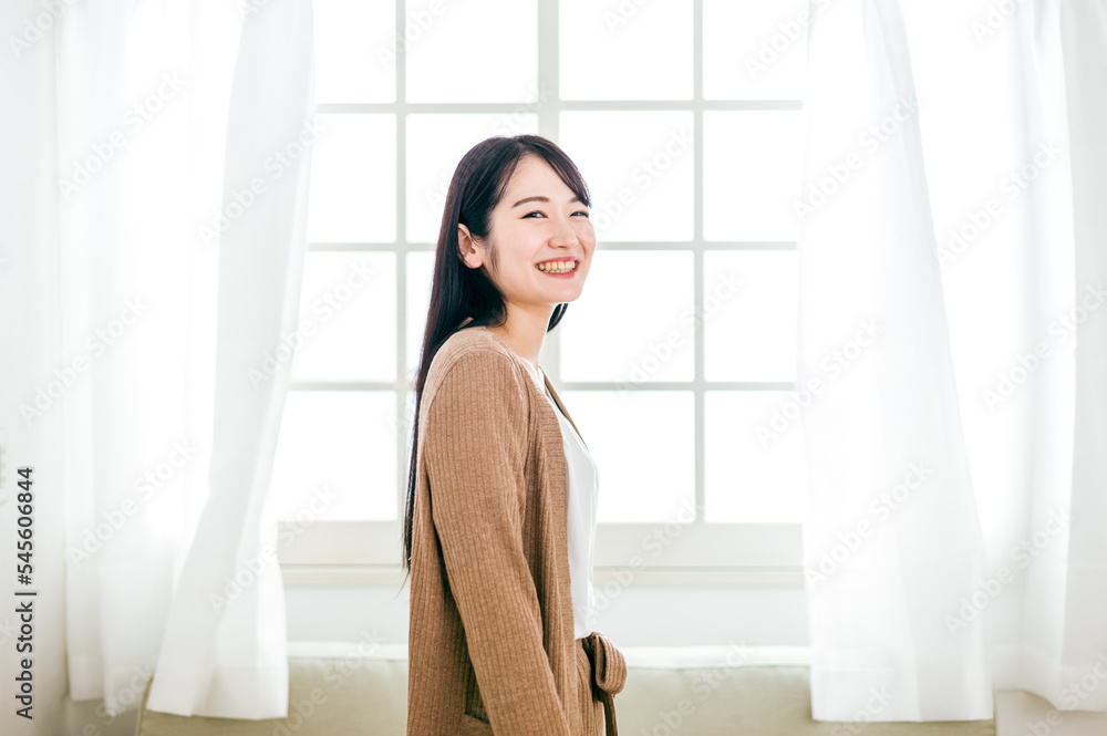 格子窓の前にいる寝起きdパジャマ姿の日本人女性
格子窓の前にいる寝起きdパジャマ姿の日本人女性
