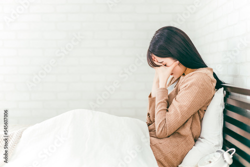 ベッドで不眠症・睡眠障害・ストレスを抱えた日本人女性
 photo