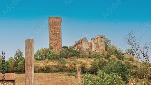 Château de Saint-Laurent-les-Tours, ancien château de Sérénus imposant au sommet d'une butte dominant la ville médiévale de Saint-Céré au nord-est du Lot en Occitanie photo