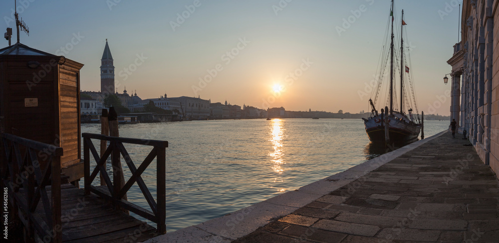 Fototapeta premium Venezia. Fondamenta delle Zattere con Bragozzo