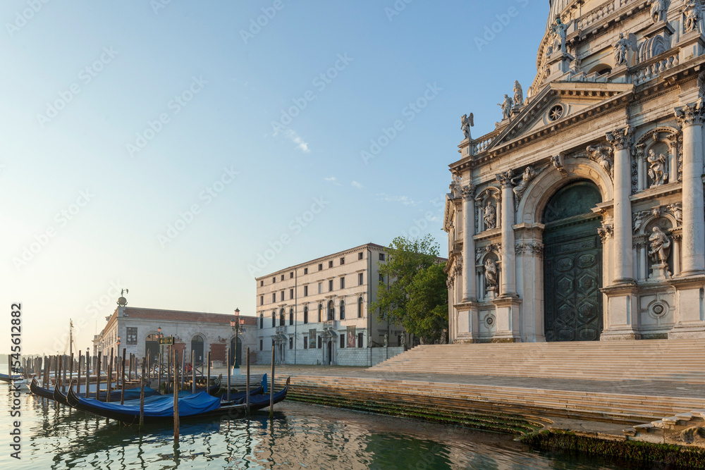 Venezia.Basilica di Santa Maria della Salute con il Palazzo patriarcale
