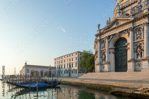 Venezia.Basilica di Santa Maria della Salute con il Palazzo patriarcale
 photo