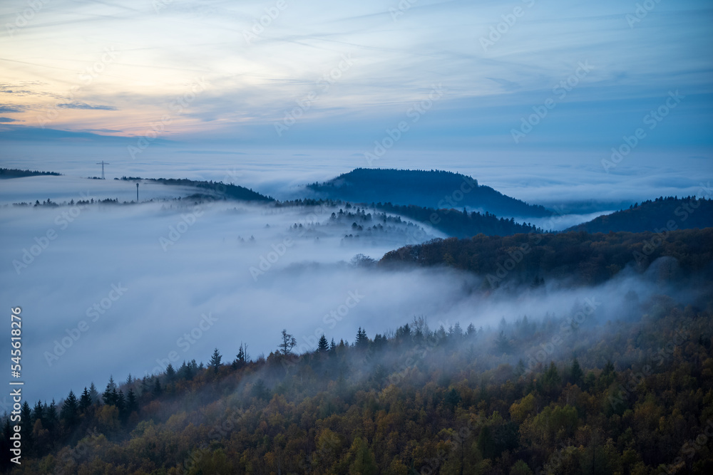 nebel steigt die hügel herauf