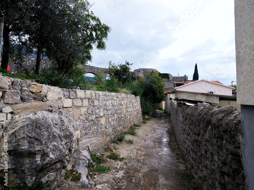 Czarnogóra , miasto Bar jego historyczna część nazywana Stary Bar -urokliwe uliczki, stara twierdza, mury obronne  jego historia tworzą niezwykły klimat tego miasta