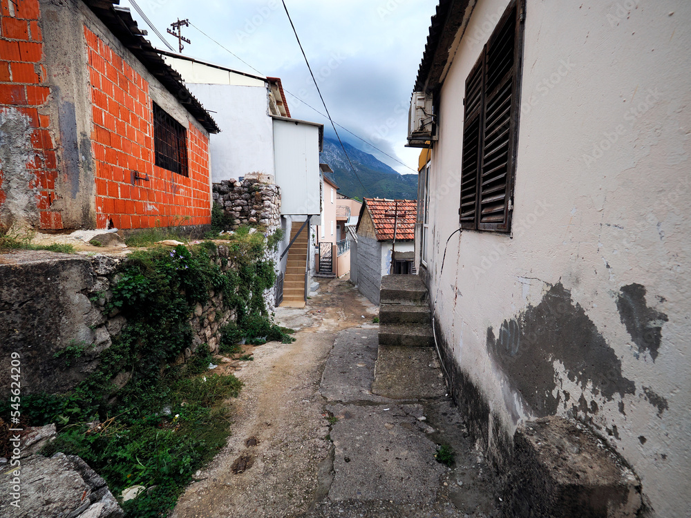 Czarnogóra , miasto Bar jego historyczna część nazywana Stary Bar -urokliwe uliczki, stara twierdza, mury obronne  jego historia tworzą niezwykły klimat tego miasta - obrazy, fototapety, plakaty 