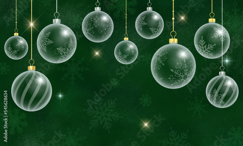 緑の背景と、透き通ったクリスマスオーナメント