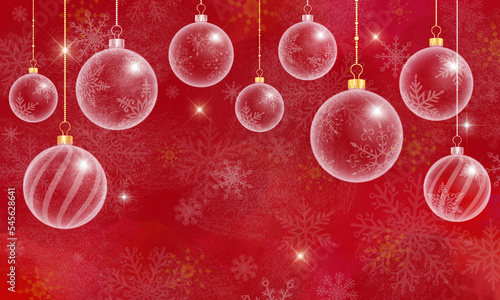 赤い背景と、透き通ったクリスマスオーナメント