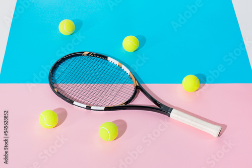 tennis racket yellow balls blue © Mhada