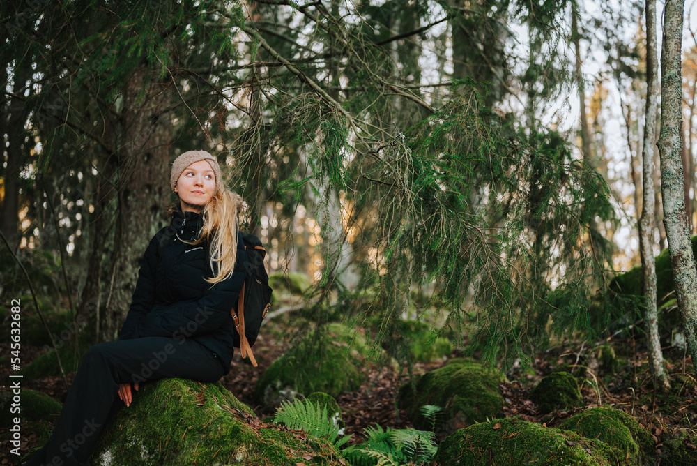 Naklejka premium girl in the woods