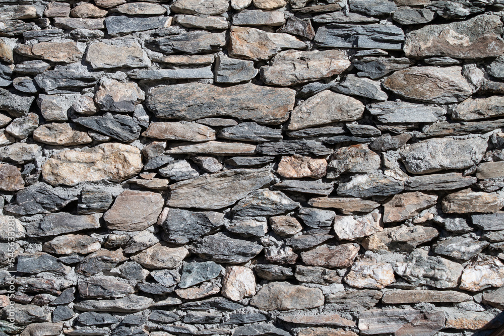 Mur de pierres, chalet des Alpes