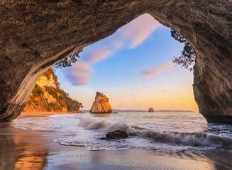 Poster Cathedral Cove Cathedral Cove bij dageraad Coromandel  © Colin & Linda McKie