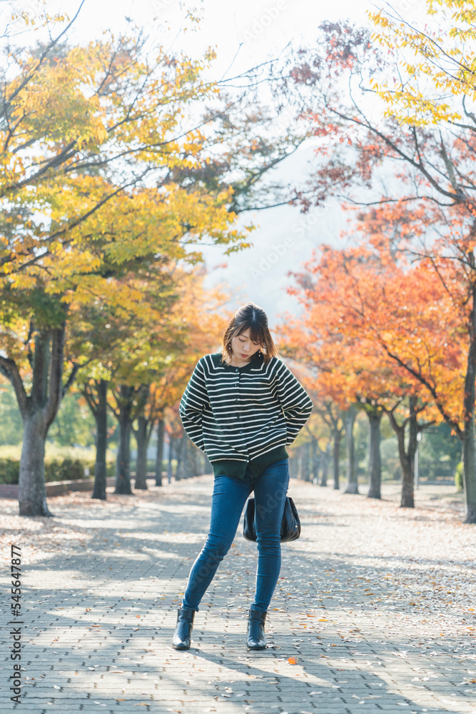 紅葉と女性 紅葉と女性