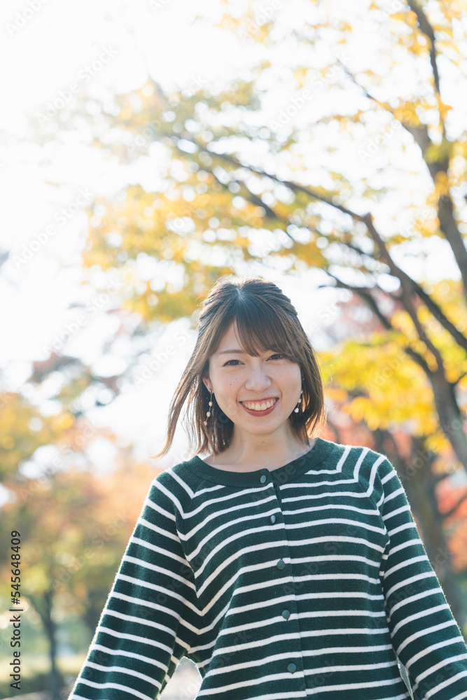 紅葉と女性 紅葉と女性